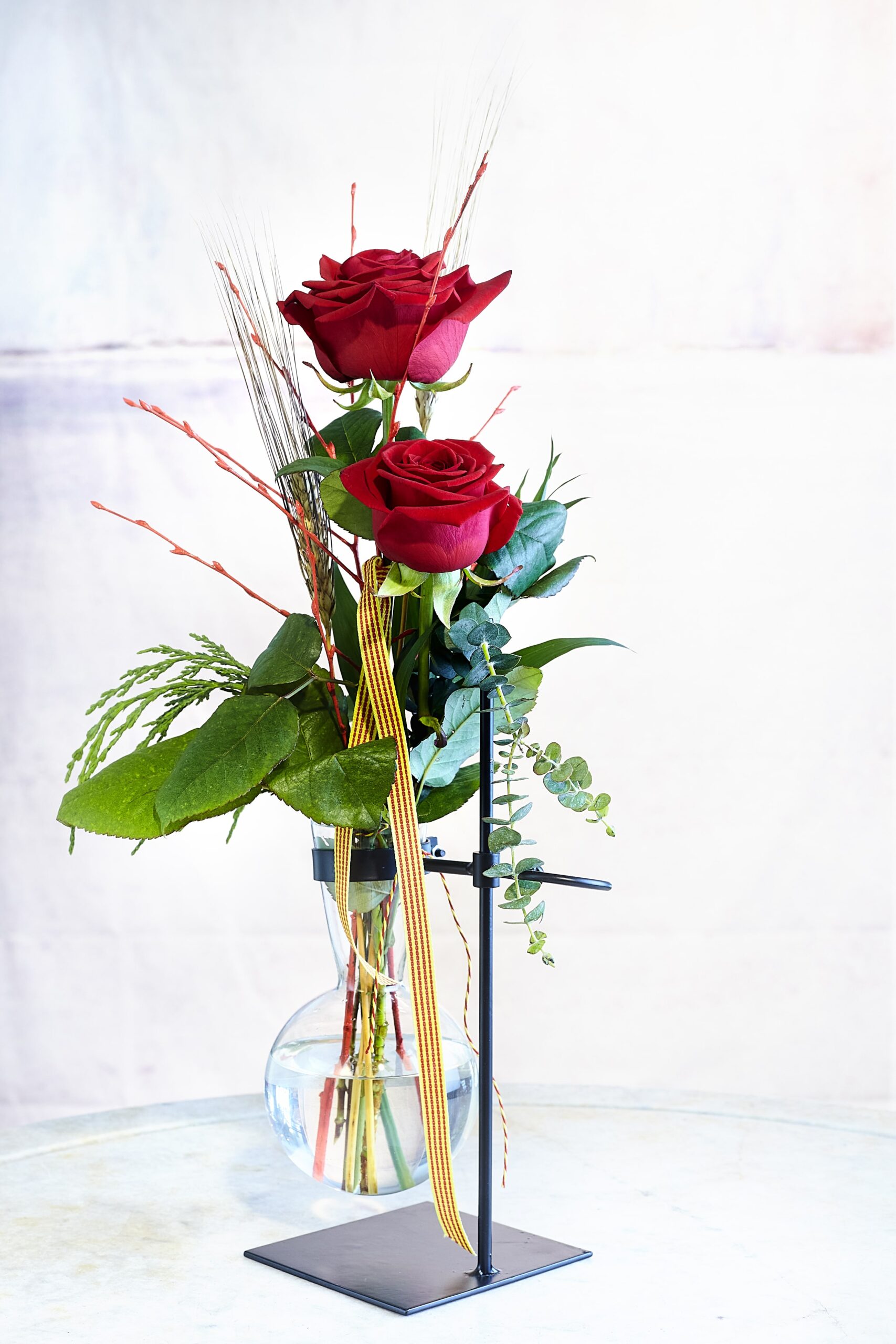 Ram de roses Sant Jordi. A VENTURA Floristes trobaràs les roses més fresques i de qualitat.