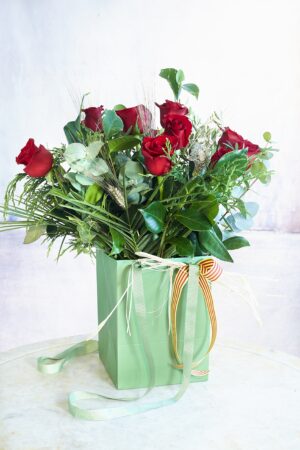 Ram de roses Sant Jordi. A VENTURA Floristes trobaràs les roses més fresques i de qualitat.
