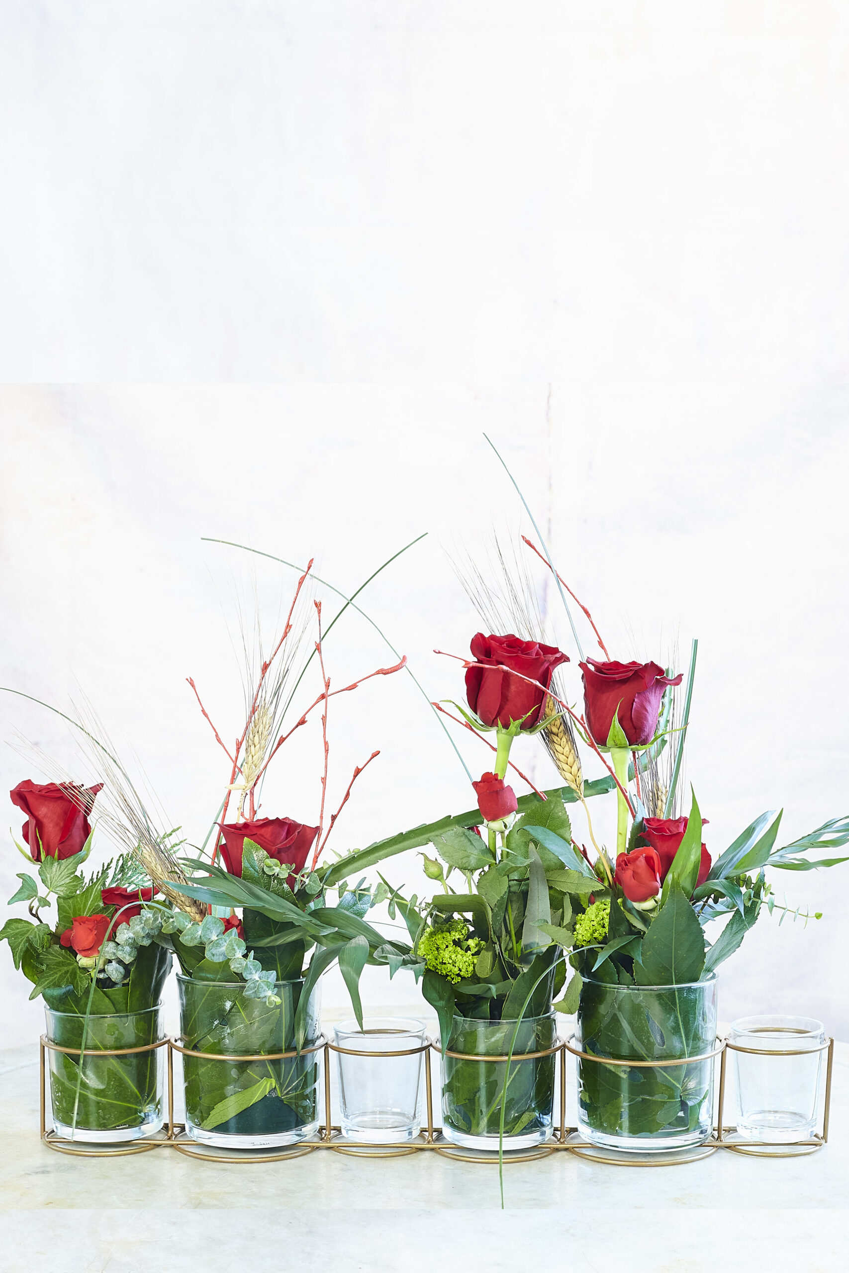Roses Sant Jordi. A VENTURA Floristes trobaràs les roses més fresques i de qualitat.